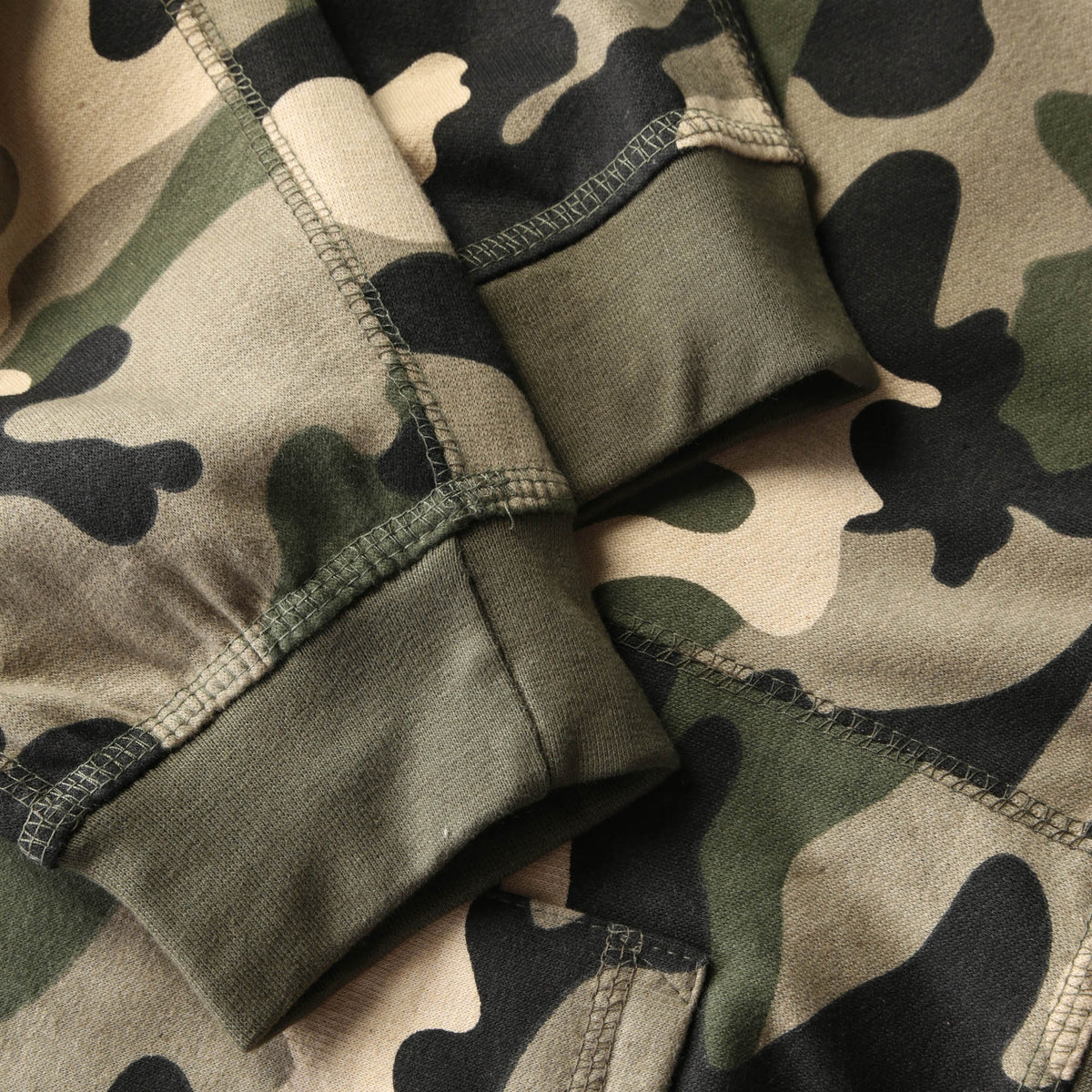 Men’s Fleece Joggers in joggers_sweatpants_jogging pants_track pants_track pants men_mens sweatpants_boys joggers_mens tracksuit bottoms_Camo - Hat and Beyond fleece joggers