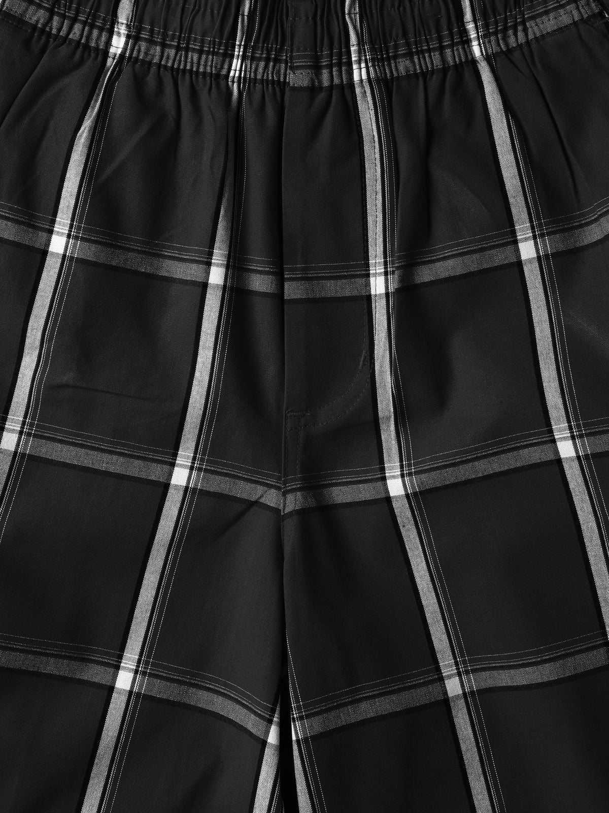 Men’s Checkered Plaid Cargo Shorts in Black - Hat and Beyond casual shorts